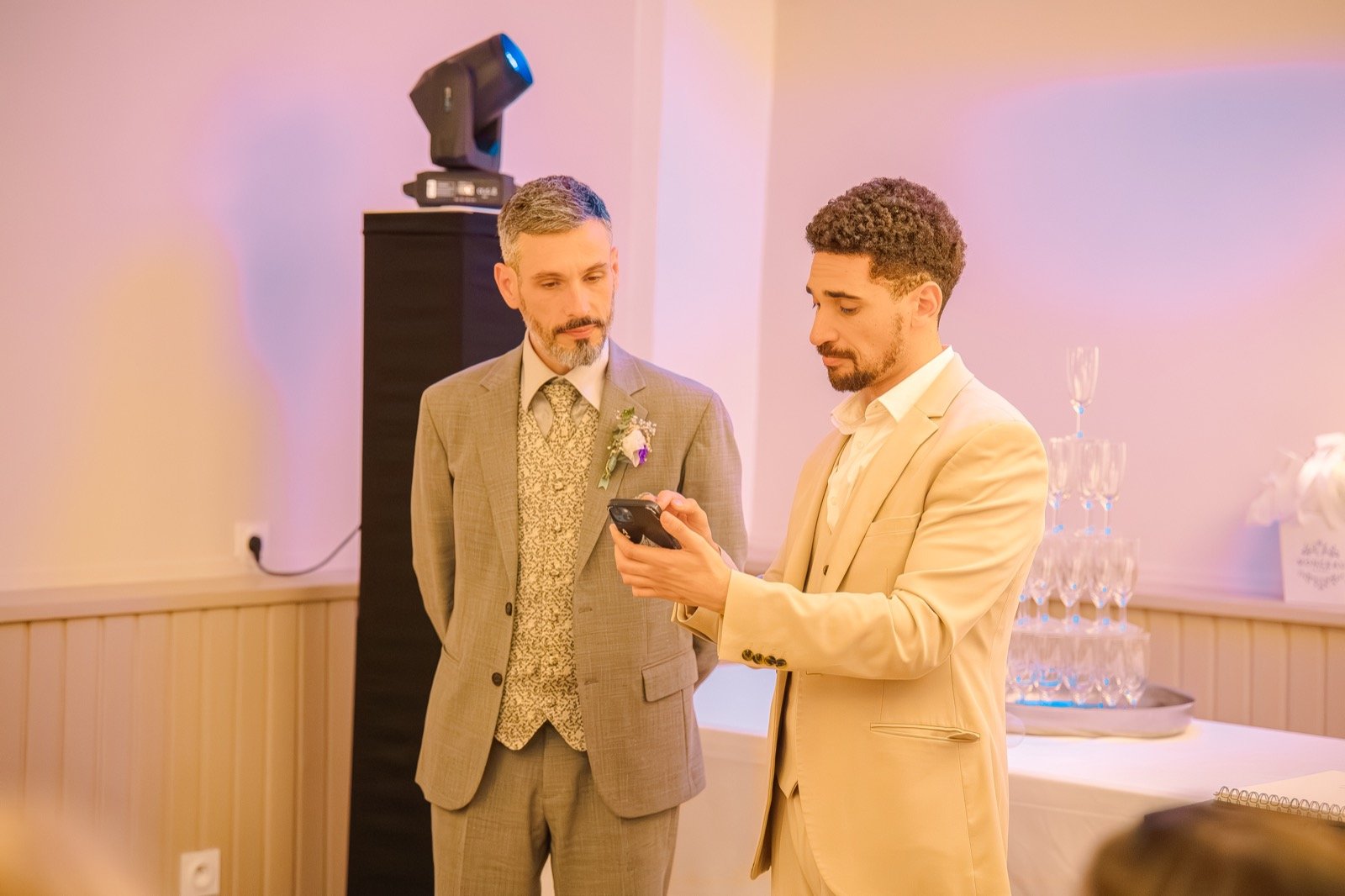 Magic Flo lors d'une prestation de mentalisme à un mariage
