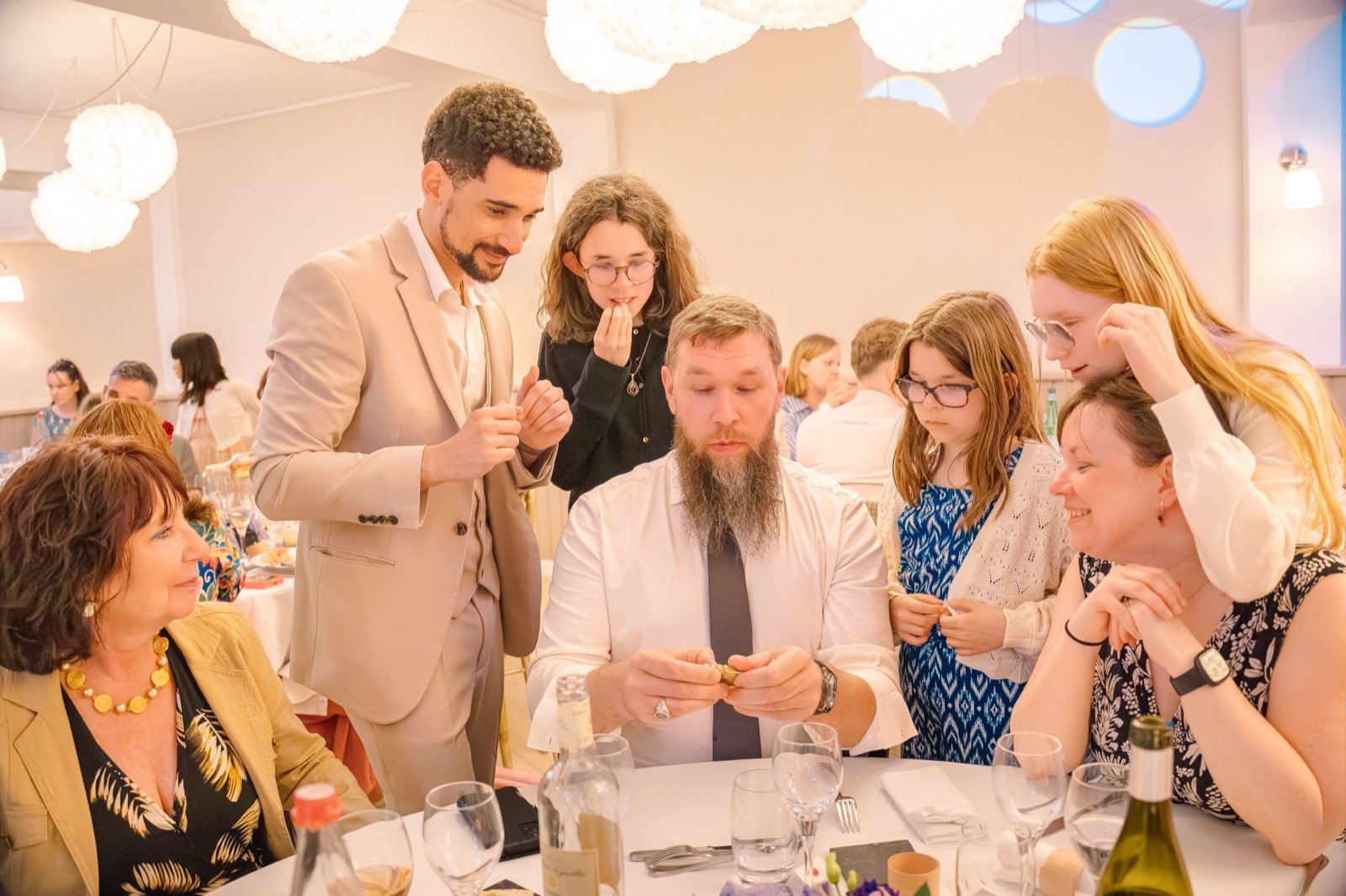Réactions des invités pendant un tour de magie de mariage
