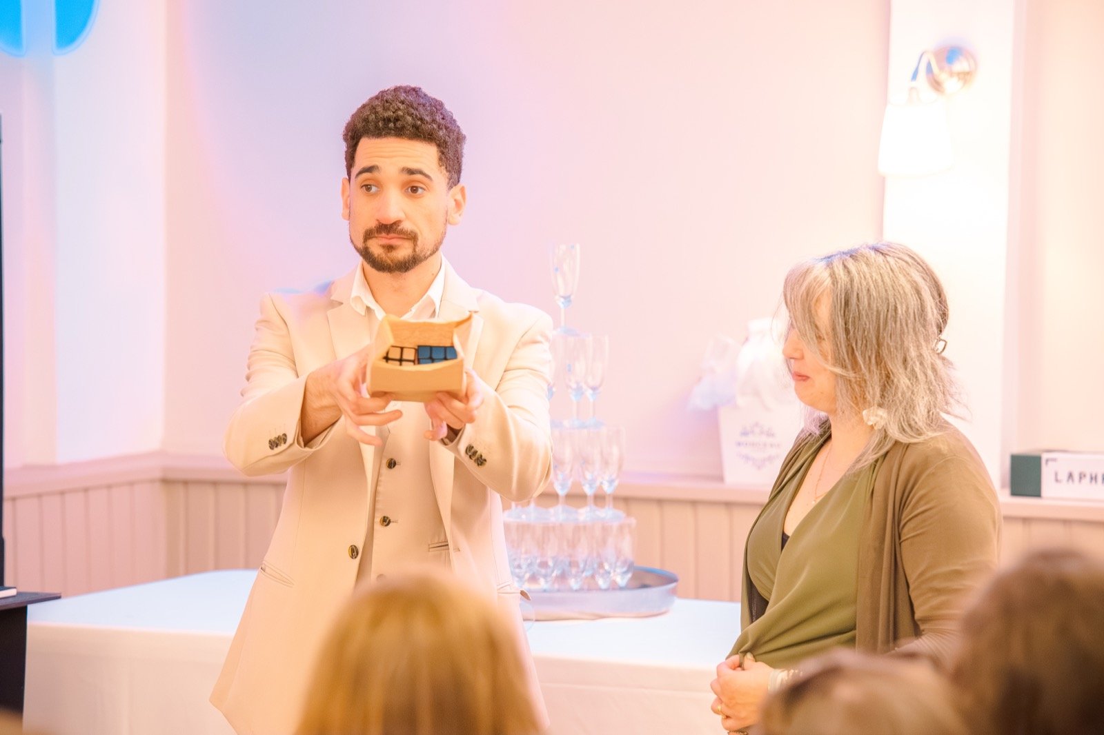 Magicien mentaliste avec les mariés